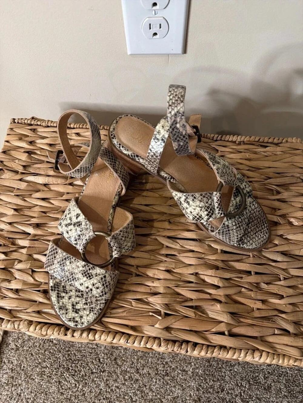 Sychelles dress sandals 7 NWT leather 699